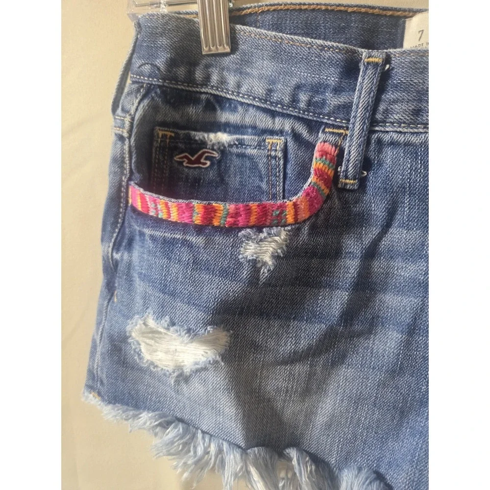 Hollister Juniors' Sz 7/28 W Distressed Denim Short-Shorts Embroiderd Pockets - Picture 2 of 4